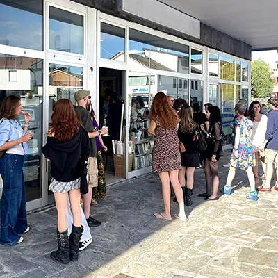 Sede della Scuola di Fumetto ad Alessandria in via Bensi. Esterno giorno.