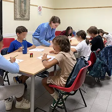 Lezione di manga junior del docente Iliam Hodge nella sede di Bologna – 2025