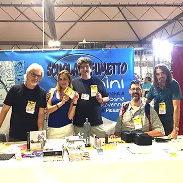 Rimini Comix, stand della scuola, foto di gruppo con docenti della scuola