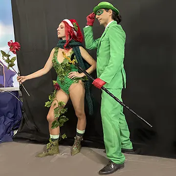 Torino Comics al Lingotto, due cosplayer in posa nel set fotografico allestito dalla scuola – Torino 2022